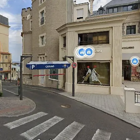 Coquet à Côté De La Grande *