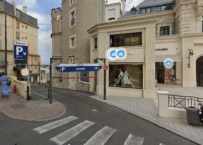 Coquet à Côté De La Grande *